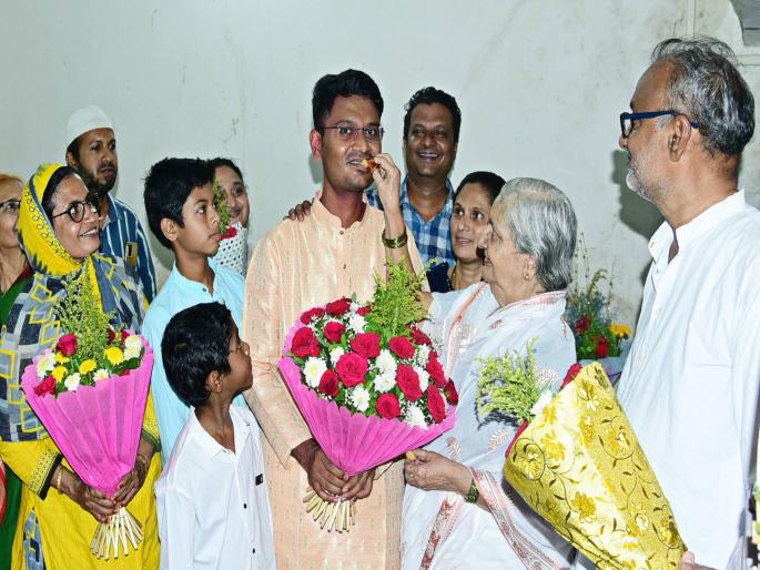 Farhan Irfan Jamadar from Kadamwadi Kolhapur secured 191st rank in the country in the UPSC exam | Kolhapur: सायकलवरुन सुरु झालेला 'फरहान'चा प्रवास पोहोचला 'आयएएस'पर्यंत