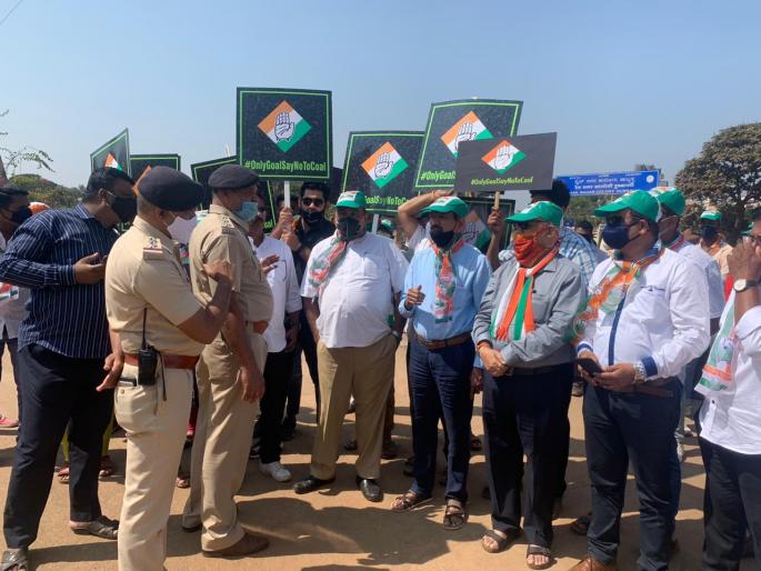 Violent protests in front of Goa Congress South-West Railway Headquarters in Hubli | गोवा काँग्रेसची हुबळीत दक्षिण-पश्चिम रेल्वे मुख्यालयासमोर जोरदार निदर्शने Violent protests in front of Goa Congress South-West Railway Headquarters in Hubli | गोवा काँग्रेसची हुबळीत दक्षिण-पश्चिम रेल्वे मुख्यालयासमोर जोरदार निदर्शने