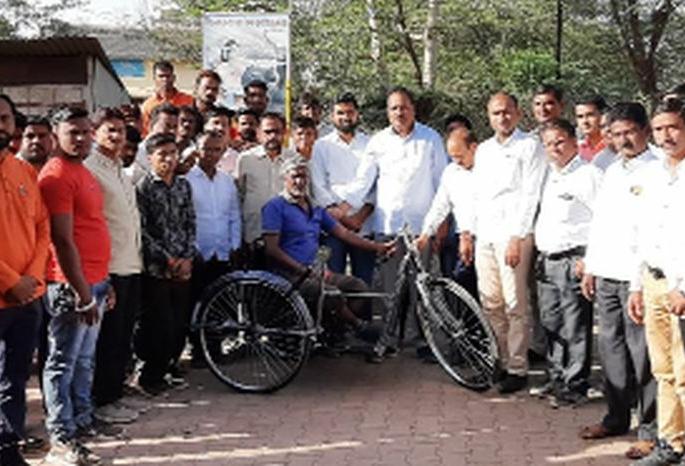 Bicycle gift to a disabled person | साक्रीत अपंग व्यक्तीला सायकल भेट Bicycle gift to a disabled person | साक्रीत अपंग व्यक्तीला सायकल भेट