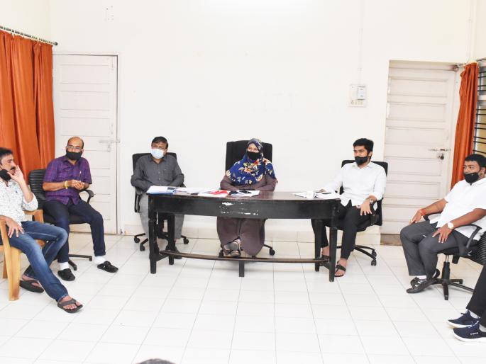 Patchwork of busy roads on the battlefield: Mayor Ajrekar | वर्दळीच्या रस्त्यांचे पॅचवर्क युध्दपातळीवर करा : महापौर आजरेकर Patchwork of busy roads on the battlefield: Mayor Ajrekar | वर्दळीच्या रस्त्यांचे पॅचवर्क युध्दपातळीवर करा : महापौर आजरेकर