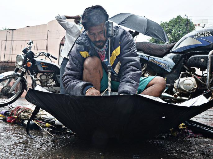 Rare showers in Kolhapur district | कोल्हापूर जिल्ह्यात पावसाच्या तुरळक सरी Rare showers in Kolhapur district | कोल्हापूर जिल्ह्यात पावसाच्या तुरळक सरी