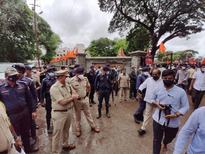 Police in riot gear stormed a rally on Friday, removing hundreds of protesters by truck | Maratha Reservation : पोलिसांच्या दोन ड्रोन कॅमेऱ्यांनी आंदोलनस्थळावर नजर Police in riot gear stormed a rally on Friday, removing hundreds of protesters by truck | Maratha Reservation : पोलिसांच्या दोन ड्रोन कॅमेऱ्यांनी आंदोलनस्थळावर नजर