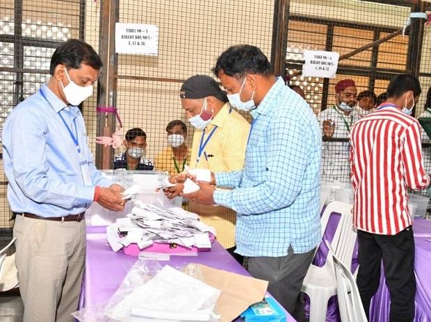 Sarpanch of 15 Gram Panchayats in Solapur district will leave reservation and leave again | सोलापूर जिल्ह्यातील १५ ग्रामपंचायतींच्या सरपंच पदाचे आरक्षण सोडत पुन्हा निघणार