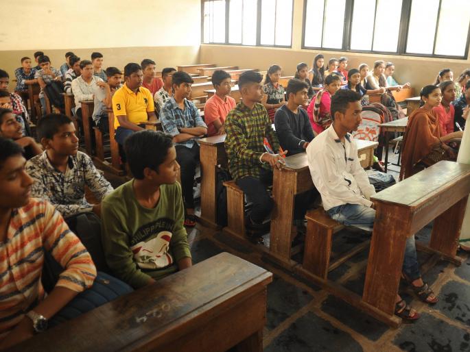 Kolhapur: College Camps in Bhaveshwar, regular classes of class eleven | कोल्हापूर : भरपावसात कॉलेज कॅम्पस् बहरला, अकरावीचे वर्ग नियमित सुरू Kolhapur: College Camps in Bhaveshwar, regular classes of class eleven | कोल्हापूर : भरपावसात कॉलेज कॅम्पस् बहरला, अकरावीचे वर्ग नियमित सुरू