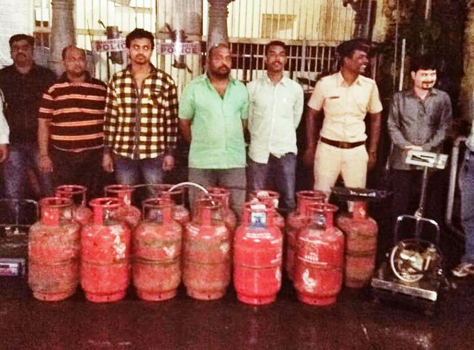 Kolhapur: Four persons arrested for filling domestic gasoline | कोल्हापूर :घरगुती वापराचा गॅस वाहनांत भरल्याप्रकरणी चौघांना अटक