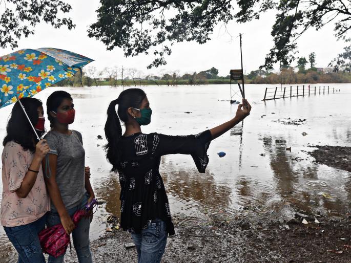 Cloudy weather in Kolhapur with occasional showers | कोल्हापूरात दिवसभर ढगाळ वातावरण, पावसाची भुरभुर