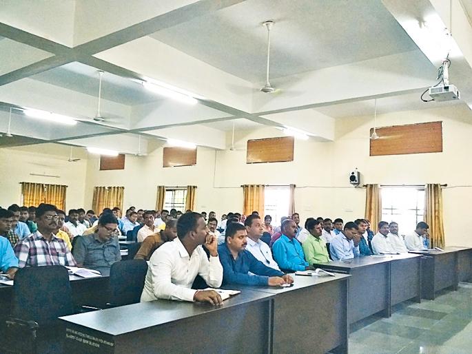 Keep an eye on frontless fronts of Naxalites | नक्षल्यांच्या फ्रंटल संघटनांवर लक्ष ठेवा Keep an eye on frontless fronts of Naxalites | नक्षल्यांच्या फ्रंटल संघटनांवर लक्ष ठेवा