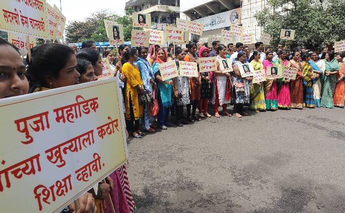 The mute morale of protest against the murder of Pooja Mahadik | पूजा महाडिक यांच्या हत्येच्या निषेधार्थ मूक मोर्चा The mute morale of protest against the murder of Pooja Mahadik | पूजा महाडिक यांच्या हत्येच्या निषेधार्थ मूक मोर्चा