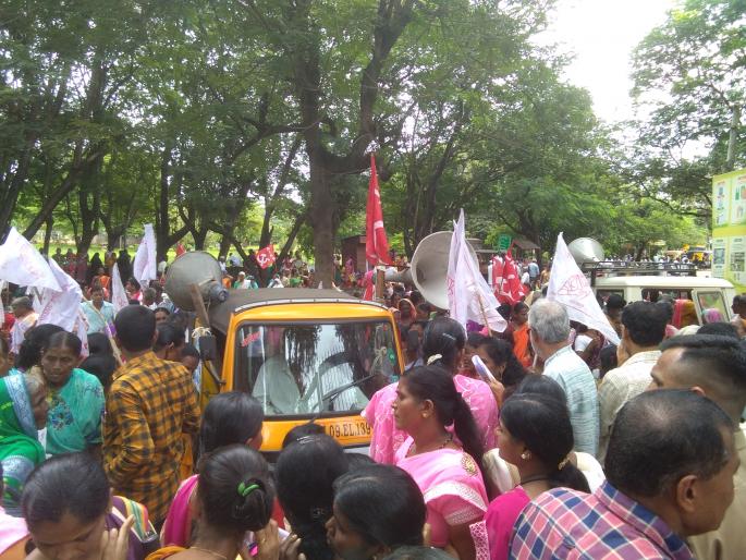 Kisan Sabha for flood victims: Striking march was held in front of the collector's office | पूरग्रस्तांसाठी किसान सभा रस्त्यावर, धडक मोर्चा, ठिय्या  Kisan Sabha for flood victims: Striking march was held in front of the collector's office | पूरग्रस्तांसाठी किसान सभा रस्त्यावर, धडक मोर्चा, ठिय्या