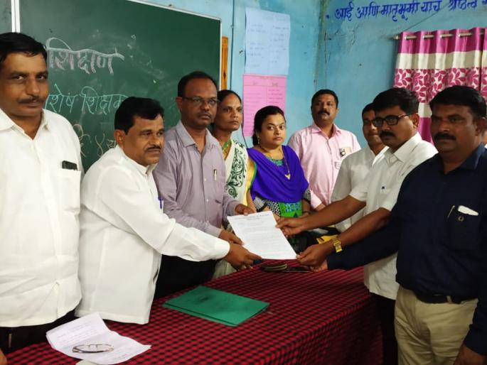 Let us teach in school, reduce undesirable work, warnings from teachers | आम्हाला शाळेत शिकवू द्या, अशैक्षणिक कामे कमी करा, शिक्षकांकडून आंदोलनाचा इशारा Let us teach in school, reduce undesirable work, warnings from teachers | आम्हाला शाळेत शिकवू द्या, अशैक्षणिक कामे कमी करा, शिक्षकांकडून आंदोलनाचा इशारा