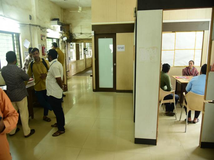Officers present at the divisional office but the complainant is absent Citizens' response to Kolhapur Municipal Corporation's initiative to resolve citizens' problems is low | विभागीय कार्यालयात अधिकारी हजर.. पण तक्रारदारच गैरहजर; कोल्हापूर शहरातील समस्याच संपल्या की काय? Officers present at the divisional office but the complainant is absent Citizens' response to Kolhapur Municipal Corporation's initiative to resolve citizens' problems is low | विभागीय कार्यालयात अधिकारी हजर.. पण तक्रारदारच गैरहजर; कोल्हापूर शहरातील समस्याच संपल्या की काय?