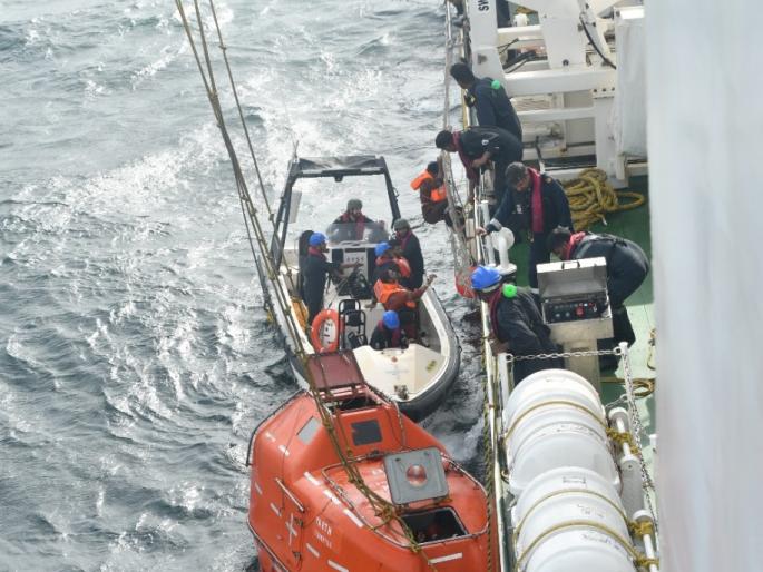 in goa coast guard rescues 19 people from sinking ship | वास्को: बुडणाऱ्या जहाजातील १९ जणांना तटरक्षक दलाने दिले जीवदान in goa coast guard rescues 19 people from sinking ship | वास्को: बुडणाऱ्या जहाजातील १९ जणांना तटरक्षक दलाने दिले जीवदान
