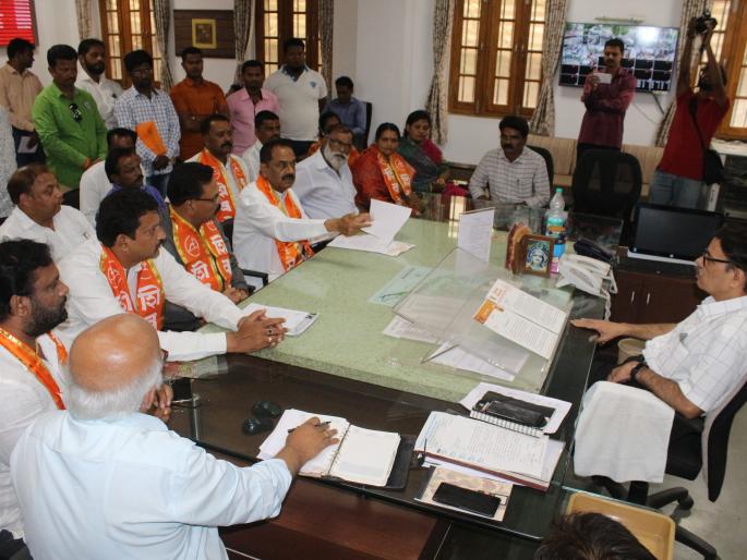 Dismissal of the hospital's money-laundering permit: Shivsena's demand | रुग्णांकडून पैसे उकळणाऱ्या हॉस्पिटलचे परवाने रद्द करा : शिवसेनेची मागणी Dismissal of the hospital's money-laundering permit: Shivsena's demand | रुग्णांकडून पैसे उकळणाऱ्या हॉस्पिटलचे परवाने रद्द करा : शिवसेनेची मागणी