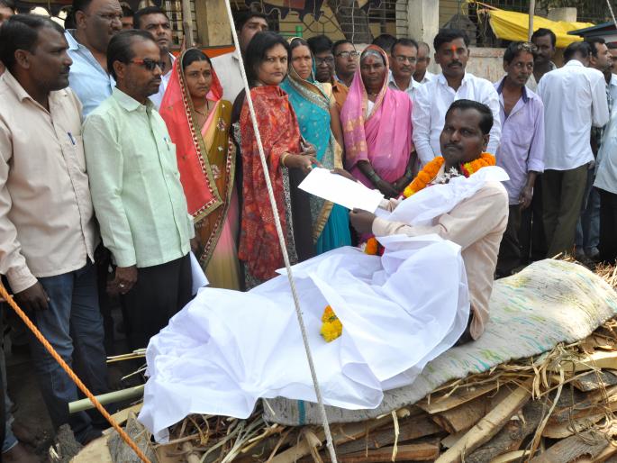 Zip Movement in front of the movement | जि.प. समोर सरणावर झोपून आंदोलन