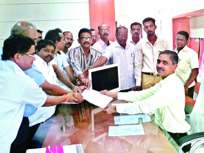 Demonstrations of Kumbhar Samajwadi Party in front of the office of Collector Office, Sindhudurg Nagar | सिंधुदुर्गनगरी जिल्हाधिकारी कार्यालयासमोर कुंभार समाजबांधवांची निदर्शने Demonstrations of Kumbhar Samajwadi Party in front of the office of Collector Office, Sindhudurg Nagar | सिंधुदुर्गनगरी जिल्हाधिकारी कार्यालयासमोर कुंभार समाजबांधवांची निदर्शने