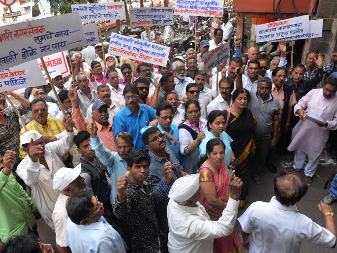 Keep the Shalini Studio seats in the Kolhapur area reserved, filmmakers of the film cast | कोल्हापूरातील शालिनी स्टुडिओची जागा आरक्षीतच ठेवा, चित्रपट कलाकारांचा मनपावर मोर्चा Keep the Shalini Studio seats in the Kolhapur area reserved, filmmakers of the film cast | कोल्हापूरातील शालिनी स्टुडिओची जागा आरक्षीतच ठेवा, चित्रपट कलाकारांचा मनपावर मोर्चा