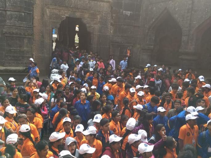 Seeing the Ambabai temple, Panhalgarh, the NSS campist filled his mind | कोल्हापूर : अंबाबाई मंदिर, पन्हाळागड पाहून ‘एनएसएस’चे शिबिरार्थी भारावले Seeing the Ambabai temple, Panhalgarh, the NSS campist filled his mind | कोल्हापूर : अंबाबाई मंदिर, पन्हाळागड पाहून ‘एनएसएस’चे शिबिरार्थी भारावले