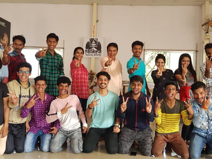 Phoenix's mother's first class in a state drama | राज्य नाट्यमध्ये फिनिक्सचा ह्येच्या आईचा वग प्रथम Phoenix's mother's first class in a state drama | राज्य नाट्यमध्ये फिनिक्सचा ह्येच्या आईचा वग प्रथम