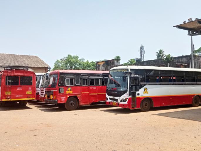 Coronavirus: Sawantwadi depot buses fit despite standing all year round due to corona | Coronavirus: कोरोनामुळे वर्षभर उभ्या राहूनही सावंतवाडी आगाराच्या बसेस तंदुरुस्त, असं केलं नियोजन Coronavirus: Sawantwadi depot buses fit despite standing all year round due to corona | Coronavirus: कोरोनामुळे वर्षभर उभ्या राहूनही सावंतवाडी आगाराच्या बसेस तंदुरुस्त, असं केलं नियोजन