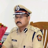 Breaking; Sudhir Hiremath takes over as Solapur Police Commissioner | Breaking; सुधीर हिरेमठ यांनी घेतला सोलापूर पोलिस आयुक्तपदाचा अतिरिक्त पदभार Breaking; Sudhir Hiremath takes over as Solapur Police Commissioner | Breaking; सुधीर हिरेमठ यांनी घेतला सोलापूर पोलिस आयुक्तपदाचा अतिरिक्त पदभार