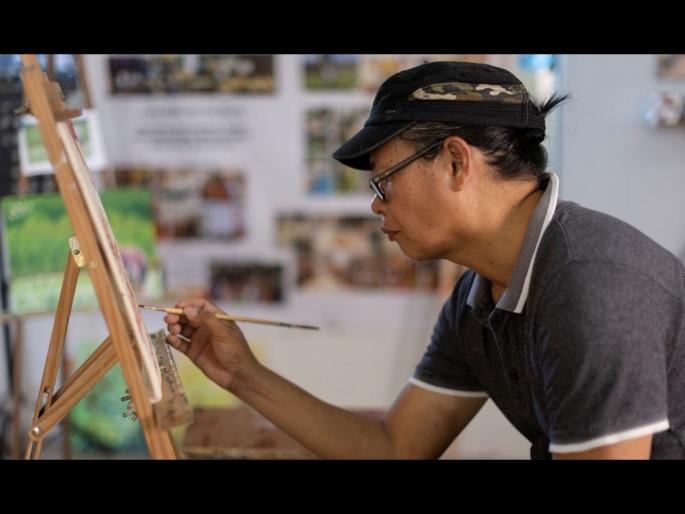 Artist use his own blood and hair for painting name Elito Circa in Philippine | जगातला एकमेव आर्टिस्ट जो आपल्याच रक्ताने बनवतो पेंटिंग, वैज्ञानिकही हैराण Artist use his own blood and hair for painting name Elito Circa in Philippine | जगातला एकमेव आर्टिस्ट जो आपल्याच रक्ताने बनवतो पेंटिंग, वैज्ञानिकही हैराण