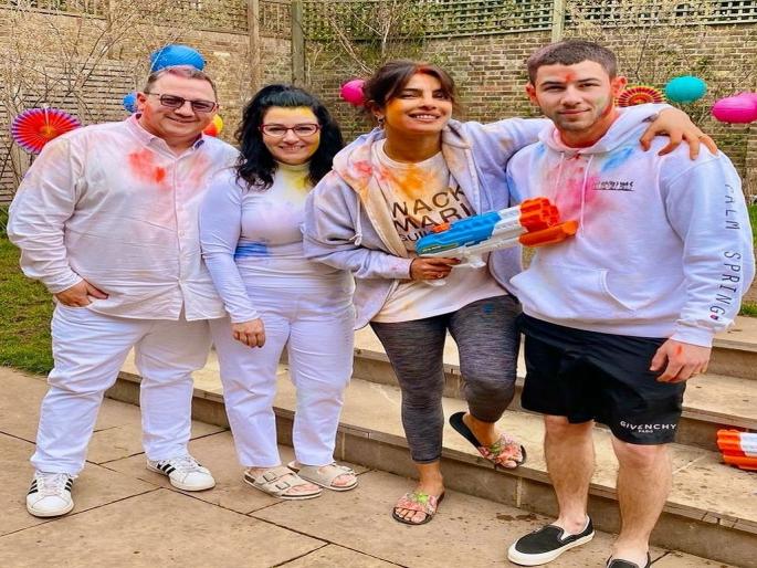 priyanka chopra shares photo as she celebrates holi with husband nick jonas and in-laws | होली है...! प्रियंका चोप्राने असे मस्त उधळले होळीचे रंग, पाहा फोटो priyanka chopra shares photo as she celebrates holi with husband nick jonas and in-laws | होली है...! प्रियंका चोप्राने असे मस्त उधळले होळीचे रंग, पाहा फोटो
