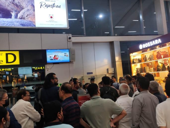passengers stranded for 24 hours spicejet goa pune flight never took off | २४ तास प्रवासी रखडले; स्पाइस जेटचे गोवा-पुणे विमान सुटलेच नाही passengers stranded for 24 hours spicejet goa pune flight never took off | २४ तास प्रवासी रखडले; स्पाइस जेटचे गोवा-पुणे विमान सुटलेच नाही