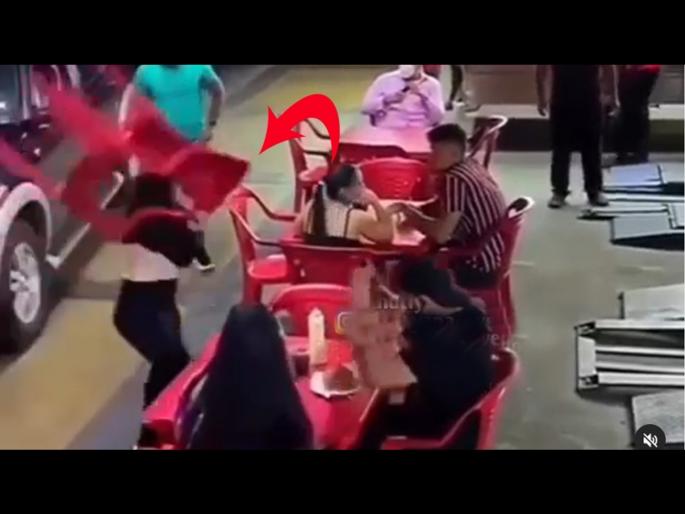 Girlfriend caught cheater boyfriend red handed on road video viral | VIDEO : तरूणीने बॉयफ्रेंडला रंगेहाथ दुसऱ्या तरूणीसोबत पकडलं आणि मग....