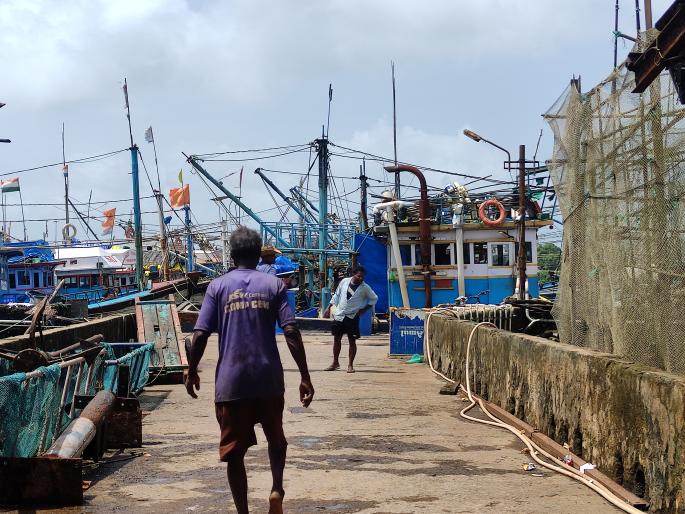 fishing jetties in goa still closed signs of fishing season starting only after ganesh chaturthi | गोव्यातील मच्छिमारी जेटी ओस; चतुर्थीनंतरच मासेमारी हंगाम सुरु होण्याची चिन्हे fishing jetties in goa still closed signs of fishing season starting only after ganesh chaturthi | गोव्यातील मच्छिमारी जेटी ओस; चतुर्थीनंतरच मासेमारी हंगाम सुरु होण्याची चिन्हे