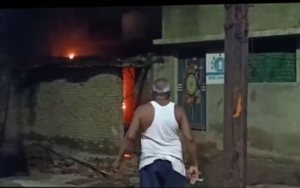 In Krishnagar, a gas cylinder burnt | अकोला : कृषिनगरमध्ये गॅस सिलिंडरने घेतला पेट In Krishnagar, a gas cylinder burnt | अकोला : कृषिनगरमध्ये गॅस सिलिंडरने घेतला पेट