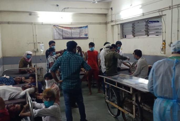 Akola: Two groups clash in Gawalipur | अकोला : गवळीपुरात दोन गटात तुफान हाणामारी