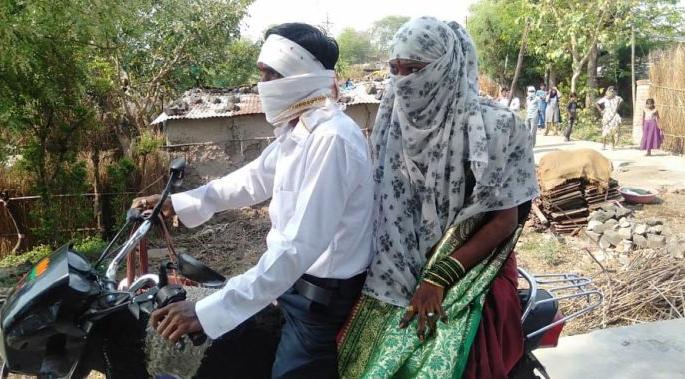 The bride went out on a two-wheeler of groom | नवरी गेली नवरदेवाच्या दुचाकीवरून सासरी