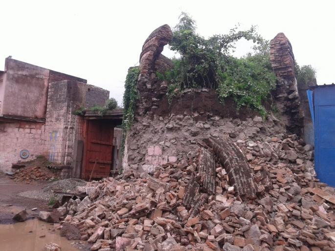 Akolner's Peshwa Descending Wes | अकोळनेरची पेशवेकालीन वेस ढासळली Akolner's Peshwa Descending Wes | अकोळनेरची पेशवेकालीन वेस ढासळली