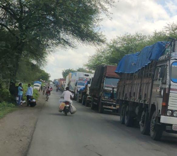 Aurangabad-Nagpur highway blocked for three hours; The axle of the truck broke due to potholes | औरंगाबाद-नागपूर महामार्ग तीन तास ठप्प; खड्ड्यांमुळे ट्रकचा तुटला एक्सेल Aurangabad-Nagpur highway blocked for three hours; The axle of the truck broke due to potholes | औरंगाबाद-नागपूर महामार्ग तीन तास ठप्प; खड्ड्यांमुळे ट्रकचा तुटला एक्सेल