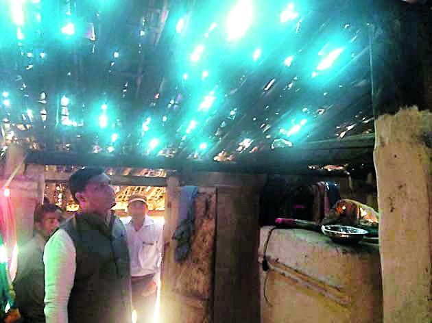 Chilling of 400 houses by hail | गारपिटीने चारशे घरांची चाळणी Chilling of 400 houses by hail | गारपिटीने चारशे घरांची चाळणी