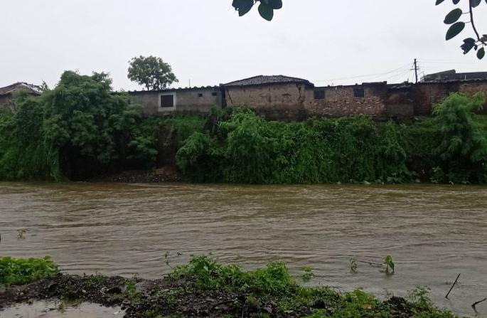 Riverside houses in Pusala in Amravati district in danger; Possibility of landslides | अमरावती जिल्ह्यातील पुसला येथील नदीकाठची घरे धोक्यात; दरड कोसळण्याची शक्यता Riverside houses in Pusala in Amravati district in danger; Possibility of landslides | अमरावती जिल्ह्यातील पुसला येथील नदीकाठची घरे धोक्यात; दरड कोसळण्याची शक्यता
