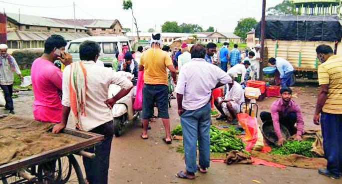 Vegetable market closed again | संचारबंदीत पुन्हा भाजीबाजार Vegetable market closed again | संचारबंदीत पुन्हा भाजीबाजार