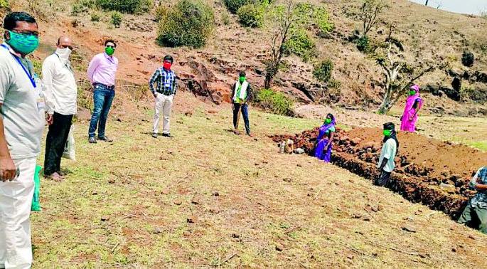 2000 Worker Worked in 16 Gram Panchayats | १९ ग्रामपंचायतीत २००० मजूर कामावर