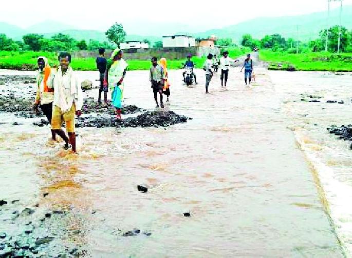 Traveling over land-locked bridges of Kalwit villagers | काळवीट ग्रामस्थांचा जमीनदोस्त पुलावरून प्रवास