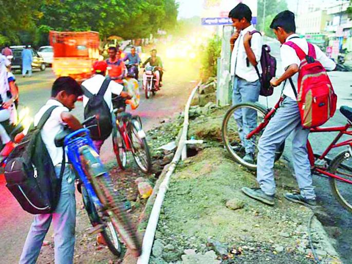 Public danger, officer protection | जनता धोक्यात, अधिकारी संरक्षणात Public danger, officer protection | जनता धोक्यात, अधिकारी संरक्षणात