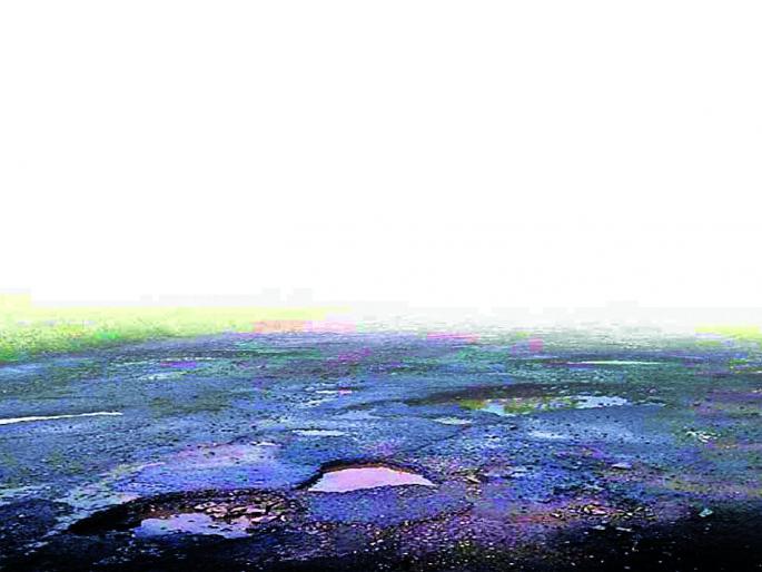 Eight per cent potholes on the district road will always be | जिल्हा मार्गावरील आठ टक्के खड्डे कायमच