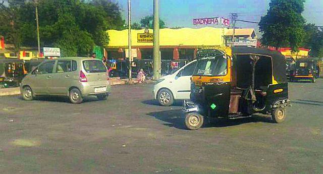 The suit in Auto Driver RPF at Badnera Railway Station | बडनेरा रेल्वे स्थानकावर ऑटो चालक-आरपीएफमध्ये वाद The suit in Auto Driver RPF at Badnera Railway Station | बडनेरा रेल्वे स्थानकावर ऑटो चालक-आरपीएफमध्ये वाद