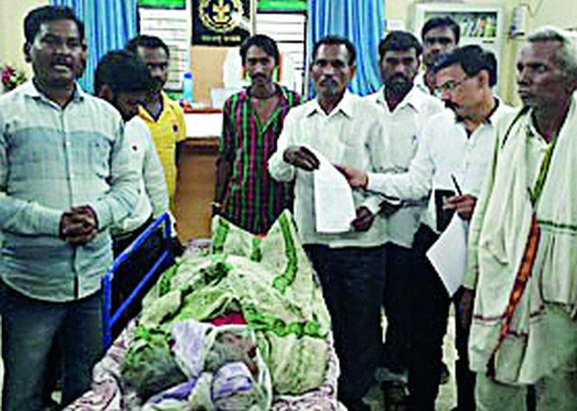 The body of the elderly at Nela Tehsil office | वृद्धेचा मृतदेह नेला तहसील कार्यालयात