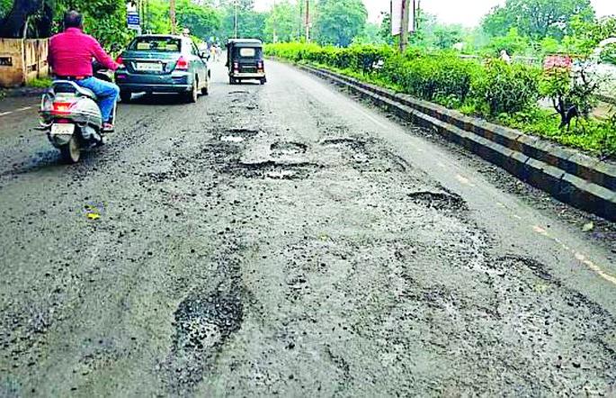 The order of the collectors was lost on the construction machinery | जिल्हाधिकाऱ्यांच्या आदेशाला बांधकाम यंत्रणांचा खो The order of the collectors was lost on the construction machinery | जिल्हाधिकाऱ्यांच्या आदेशाला बांधकाम यंत्रणांचा खो