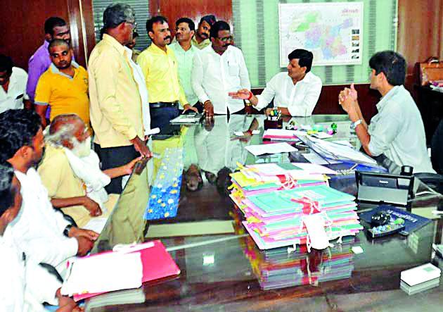 The issue of the country's liquor shops is on the anvil | बडनेºयातील देशी दारु दुकानाचा मुद्दा ऐरणीवर The issue of the country's liquor shops is on the anvil | बडनेºयातील देशी दारु दुकानाचा मुद्दा ऐरणीवर