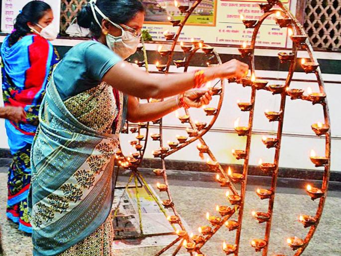 Crowds of devotees flocked to the temple | मंदिरात उसळली भक्तांची गर्दी तीर्थ, प्रसाद नाही, केवळ दर्शन Crowds of devotees flocked to the temple | मंदिरात उसळली भक्तांची गर्दी तीर्थ, प्रसाद नाही, केवळ दर्शन