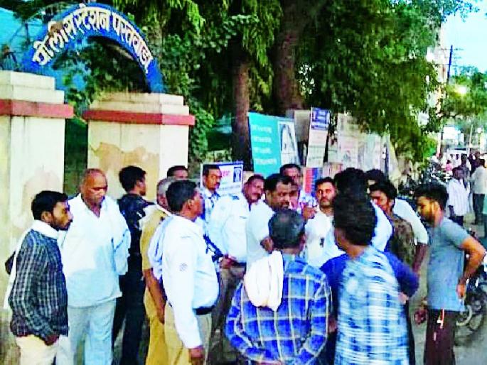 Molestation of woman | विद्यार्थिनीचा विनयभंग, सख्याहरीला चोप Molestation of woman | विद्यार्थिनीचा विनयभंग, सख्याहरीला चोप