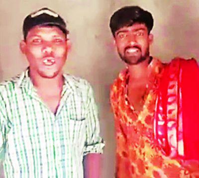 Two youth video viral attacks with knife in hand | हातात चाकू घेऊन दहशत दोन तरुणांचा व्हिडीओ व्हायरल