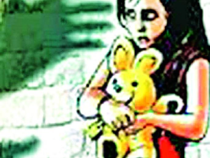 Two-and-a-half year old Chimukkali torture; The accused is a minor | अडीच वर्षांच्या चिमुकलीवर अत्याचार; आरोपी अल्पवयीन Two-and-a-half year old Chimukkali torture; The accused is a minor | अडीच वर्षांच्या चिमुकलीवर अत्याचार; आरोपी अल्पवयीन