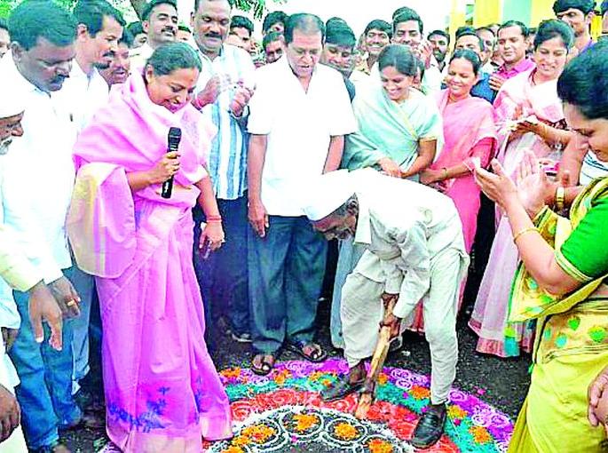 Guardian Ministers hold landless at the hands of loyal citizens | पालकमंत्र्यांनी ठेवले तिष्ठत नागरिकांच्या हस्ते भूमिपूजन Guardian Ministers hold landless at the hands of loyal citizens | पालकमंत्र्यांनी ठेवले तिष्ठत नागरिकांच्या हस्ते भूमिपूजन